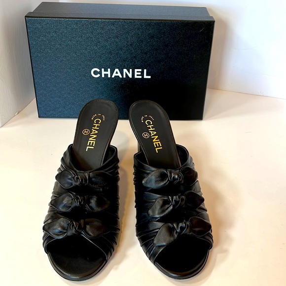 Chanel Sz. 42EU Black Lambskin, 3.5” Heel Mules, 3 Sailor Knots on Top EUC - Picture 2 of 11